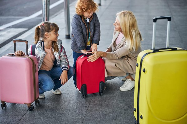 Voyager avec des enfants : Guide pour des vacances en famille sans stress